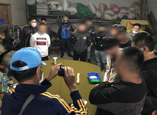 田間鐵皮屋藏賭場 雲警攻破逮14人查扣8萬賭資