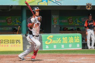 獅隊紅白戰何恆佑開轟  尹柏淮飆速151公里