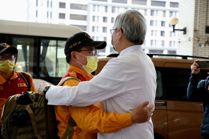 土耳其救災醫護返台 北榮院長擁抱4英雄致謝 | 華視新聞