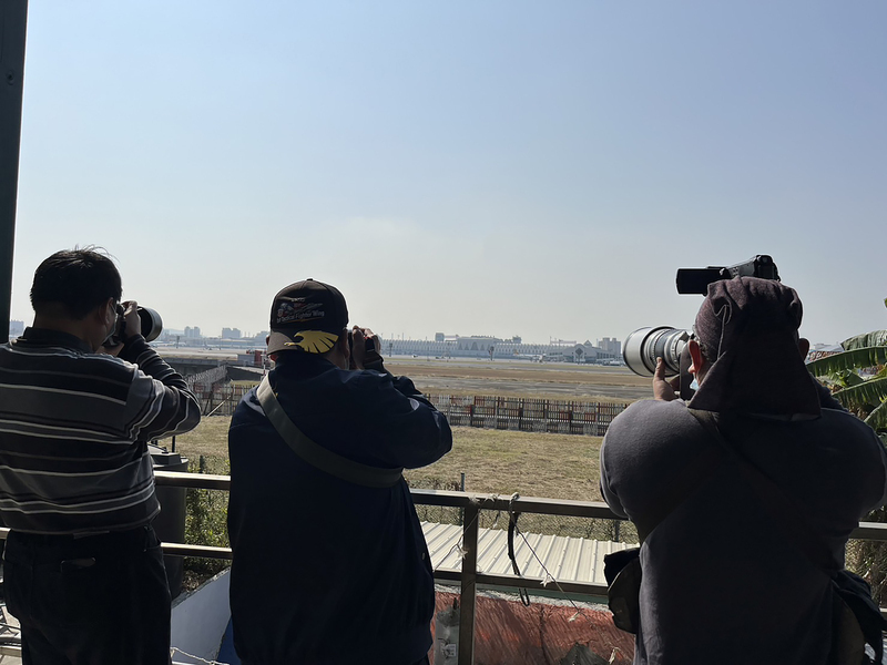 韓國黑鷹特技隊過境高雄機場  航空迷搶拍 | 華視新聞