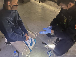 深夜攜毒騎車違規遭攔查  男癱跪求饒仍送辦