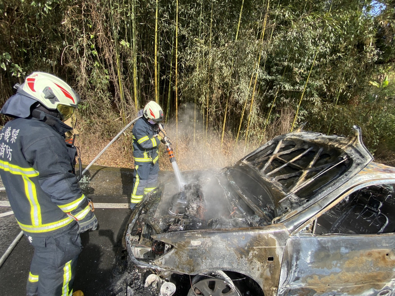 轎車阿里山公路爬坡突燃燒  火勢撲滅無人受傷 | 華視新聞