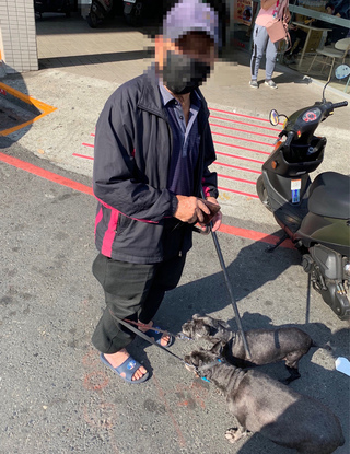 老翁牽愛犬偷狗罐頭  稱手頭緊仍想給最好的