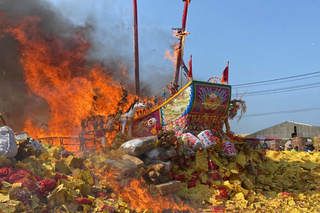台南市定民俗蕭壠香  壓軸燒王船湧人潮