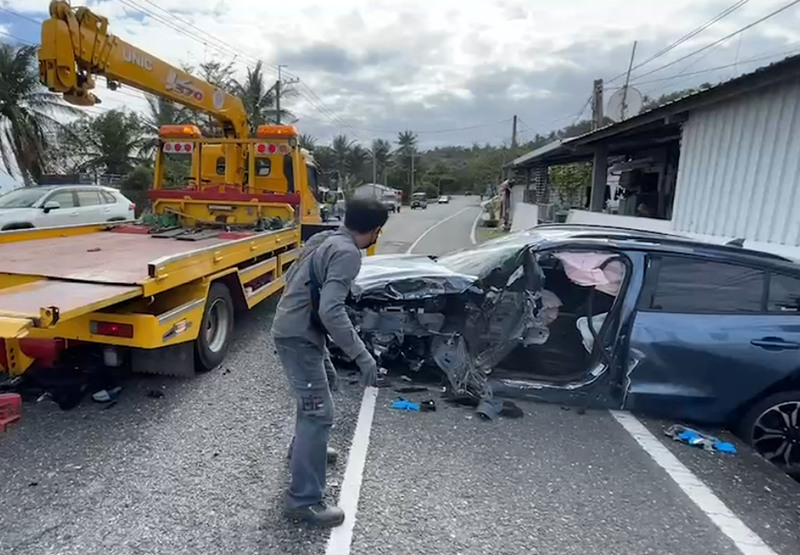 台東海岸公路對撞遊覽車 自小客車駕駛困車內重傷 | 華視新聞