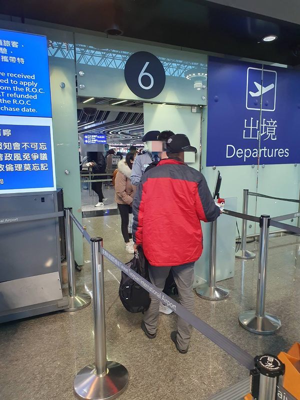 移工思念妻小想返國 警犧牲假期陪同前往機場 | 華視新聞
