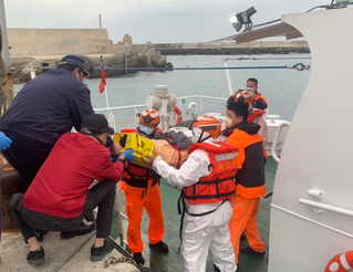 澎湖離島居民不適  海巡冒風浪救援送醫