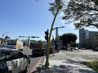 曳引車右轉碰撞機車 20歲騎士頭部重創身亡