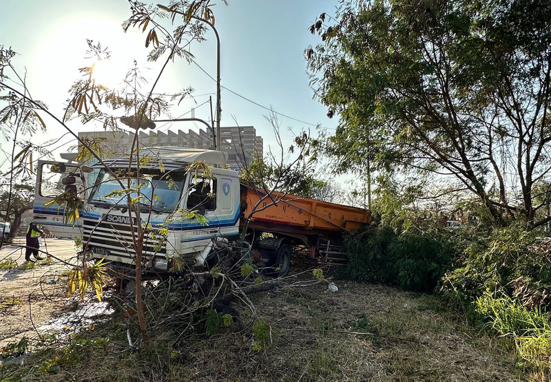 嘉縣砂石車驗車後失控自撞 駕駛送醫不治 | 華視新聞