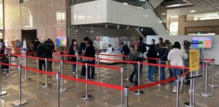 換護照人潮塞爆領務局？外交部：推新制後已緩解