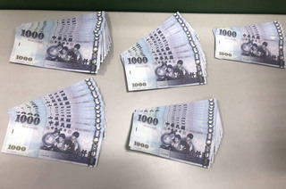 通緝犯持假鈔網購黃金 警佯裝工人壓制逮捕