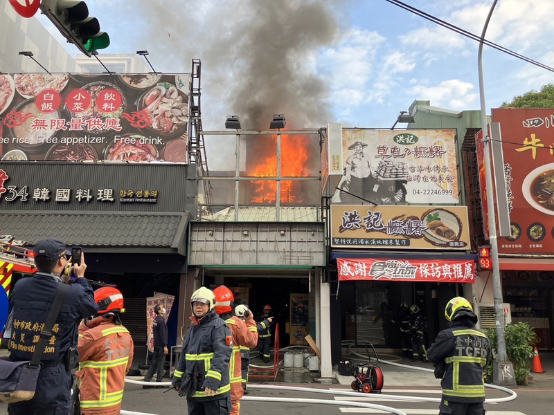 台中夾娃娃機店清晨火警 女屋主救出傷重不治 | 華視新聞