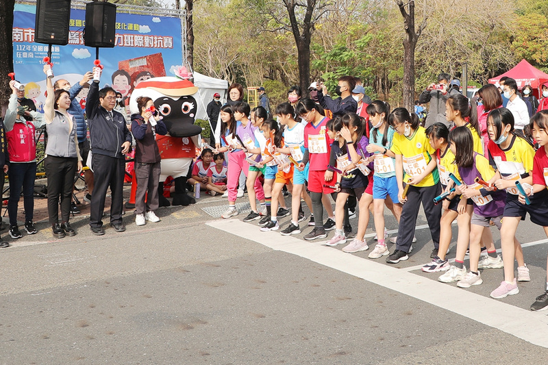 跑出團隊精神 南市全國首創馬拉松接力班際對抗賽 | 華視新聞