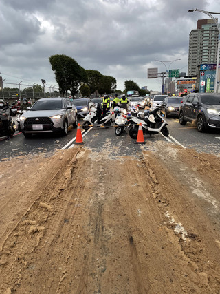 淡水砂石車掉土道路大量淤泥 4機車騎士滑倒送醫