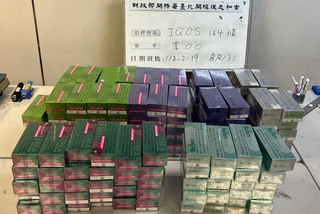 走私集團變裝夾帶加熱菸彈  桃機海關識破沒入