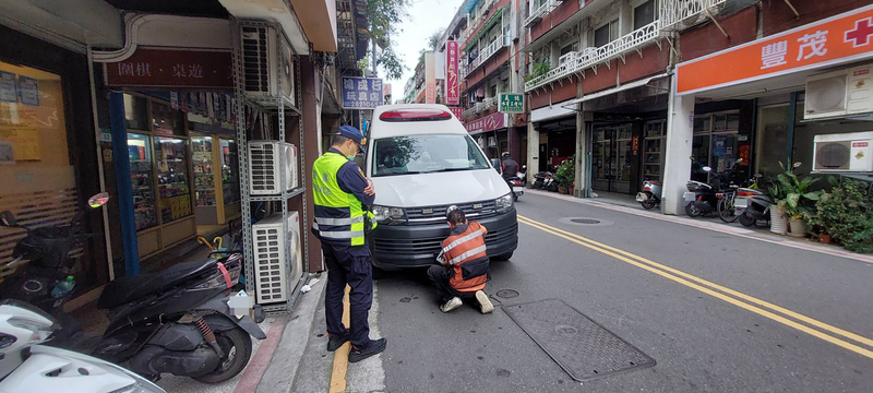 北市私人救護車違停遭檢舉 警查獲使用註銷牌照 | 華視新聞