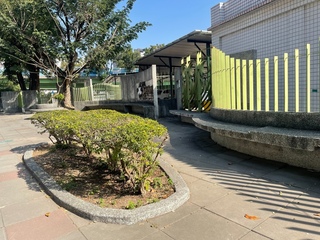 校外通學步道飄尿騷味  竟是清潔隊員便溺