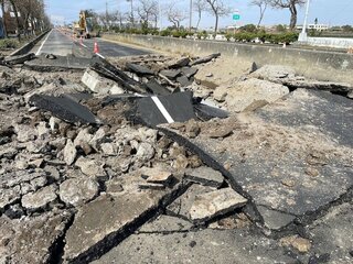 嘉義164縣道柏油路面爆開疑氣爆 偵測無可燃性氣體
