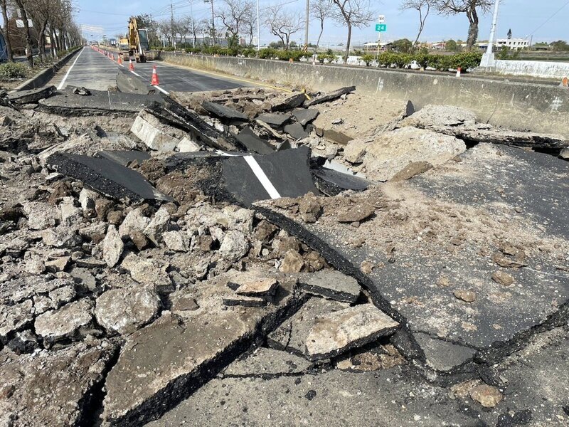 嘉義164縣道柏油路面爆開疑氣爆 偵測無可燃性氣體 | 華視新聞