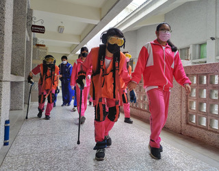 體驗老世界 國中生穿模擬老化裝備反思高齡議題