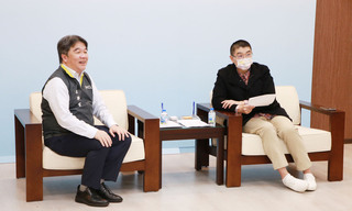 王必勝訪基隆市推「疫苗+1」  謝國樑願帶頭接種