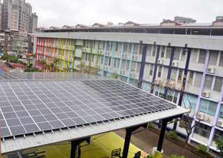 新北自強國小啟用光電球場 搭配設計綠能課程