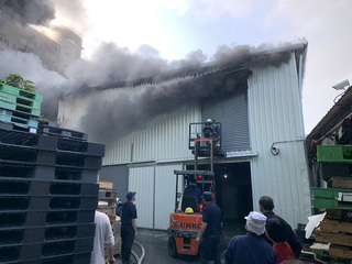 台中食品容器廠大火延燒民宅 警消撲滅無人傷亡