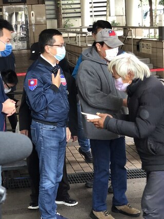 羅智強同框馬英九　發送餐盒關懷街友
