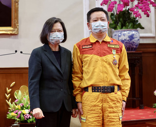 總統頒發榮譽獎章獎牌  感謝搜救英雄讓世界看到台灣