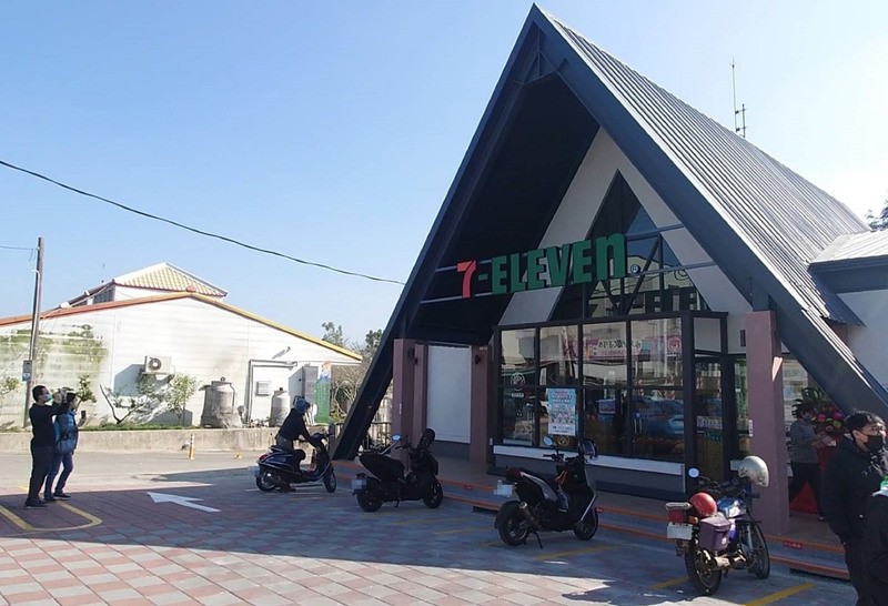 台南左鎮首家連鎖超商試營運 92歲嬤開心生活更便利 | 華視新聞