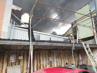 新北八里輪胎廠大火濃煙嗆鼻  大崁國小緊急停課