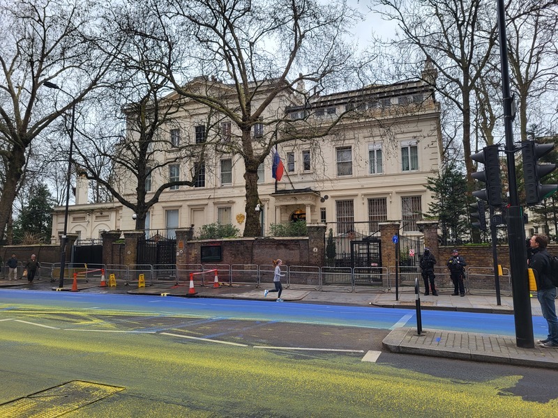 遭潑數百公升黃藍漆 俄駐英使館道路成烏克蘭國旗 | 華視新聞
