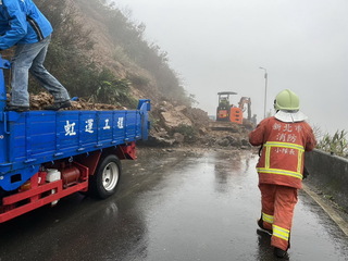 新北瑞芳金水公路2.1K坍方 估下午3時搶通
