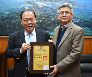 支援澎湖神經外科18年 醫師蔡東翰獲頒榮譽縣民