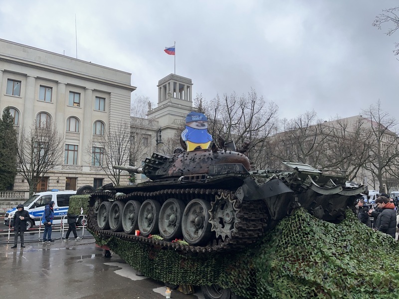 柏林萬人反戰示威 廢棄坦克放置俄國使館前 | 華視新聞