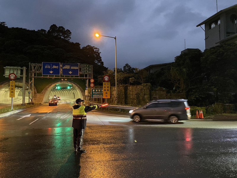 228連假首日 蘇花路廊清晨湧現南下車潮 | 華視新聞