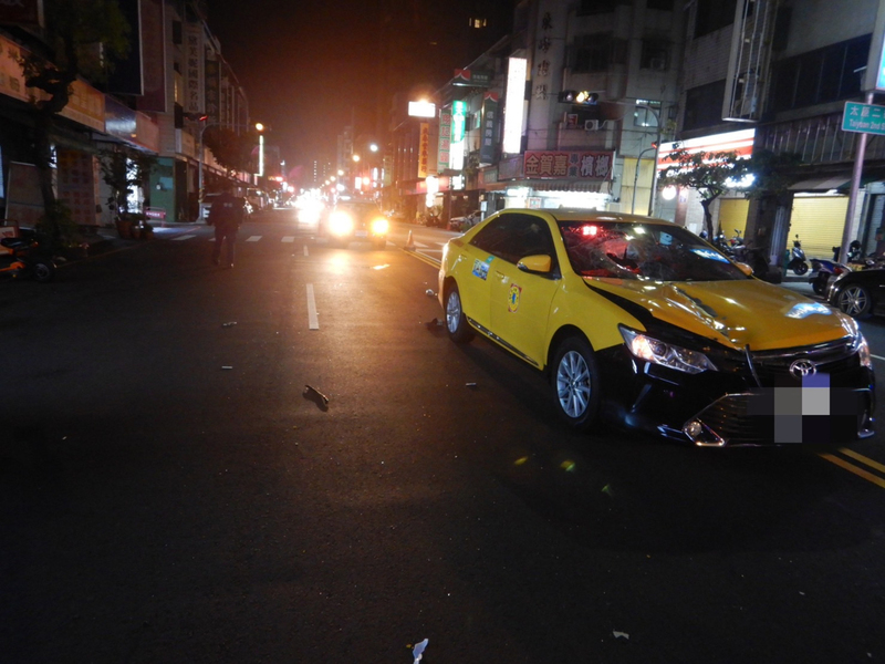 中市北區行人未依規過馬路  遭計程車碰撞命危 | 華視新聞