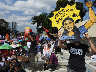 菲人民革命37年後小馬可仕掌權 上千人再上街頭