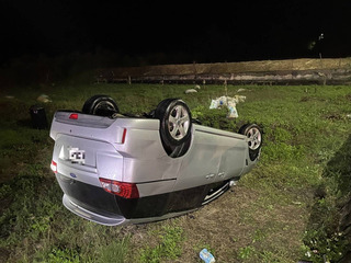 2女自台南到長濱旅遊 不熟路況開車入田四輪朝天