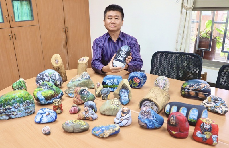 愛畫石頭的校長 從150個石頭悟出教育理念 | 華視新聞