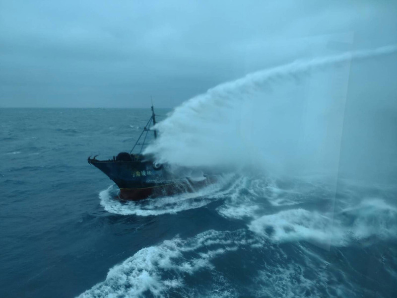 澎湖海象惡劣越界中國漁船駛近西吉嶼避風 海巡驅離 | 華視新聞
