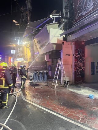 台中逢甲夜市商家招牌起火 成功路火警延燒多戶