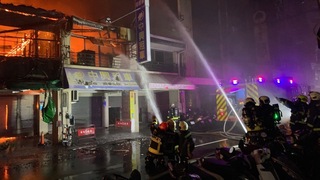 台中租車行大火燒12戶 逾百名警消灌救無人傷亡