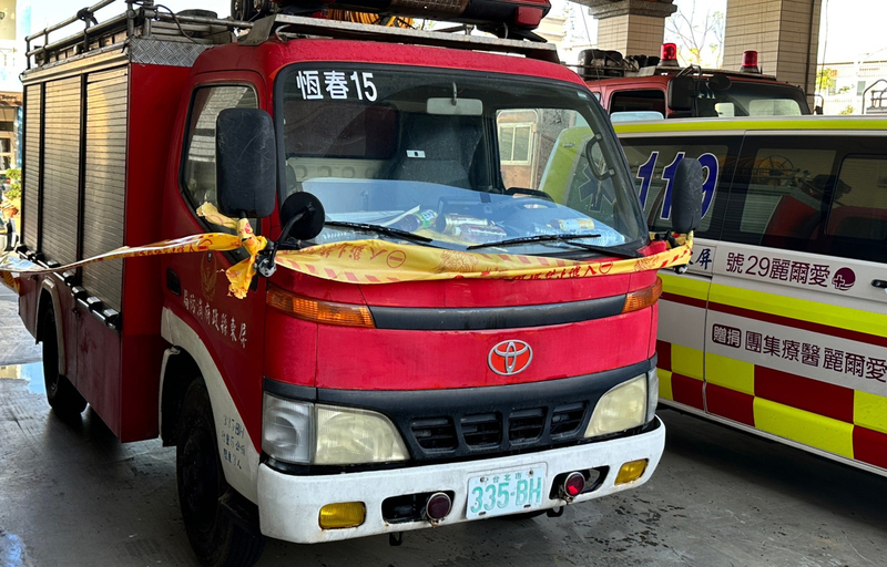 屏東消防員遭6噸水箱車重壓殉職  初檢無機械問題 | 華視新聞