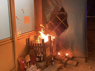 疑菸蒂未熄滅悶燒 高雄中央公園垃圾桶凌晨冒火苗