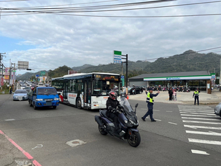 苗栗縣大湖湧採草莓人潮  警管制道路疏導車流