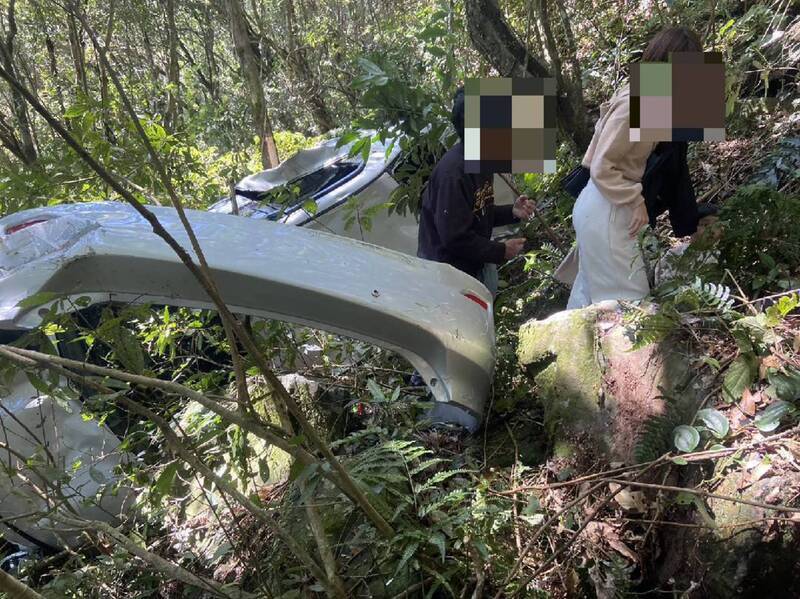 新竹縣尖石鄉轎車翻落邊坡  警方救出受困3人 | 華視新聞