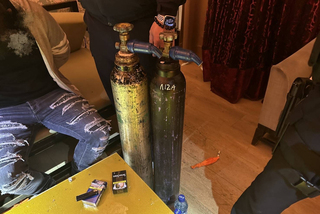 連假開房吸笑氣助興  桃園警臨檢查獲送辦