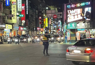 基隆市區連假大塞車 警加派120人次疏導