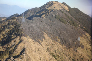 台灣池營地山區火災延燒15公頃 起火原因待調查